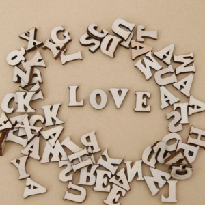 Charm chữ cái gỗ trang trí x100